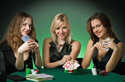 drei junge Damen beim Pokern im Casino
